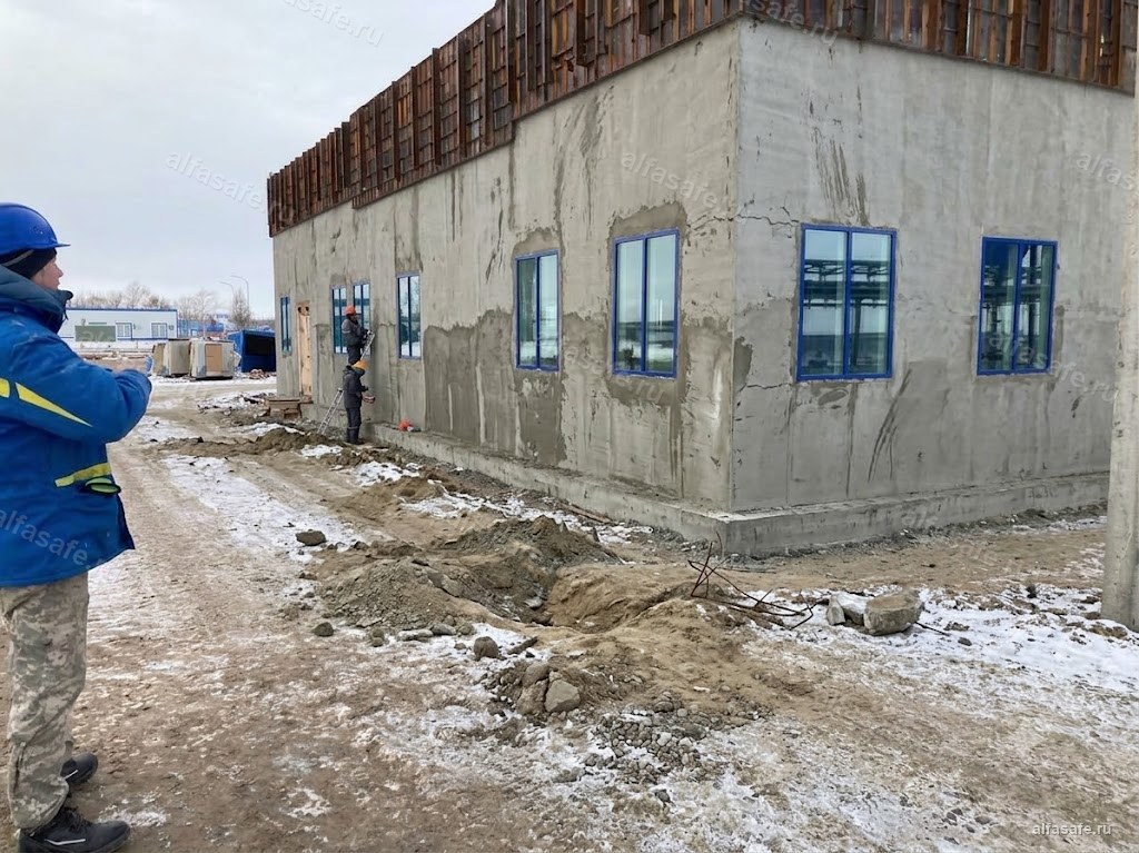Фото АО «Альфа»: Монтаж взрывозащитных окон на бетонном фасаде