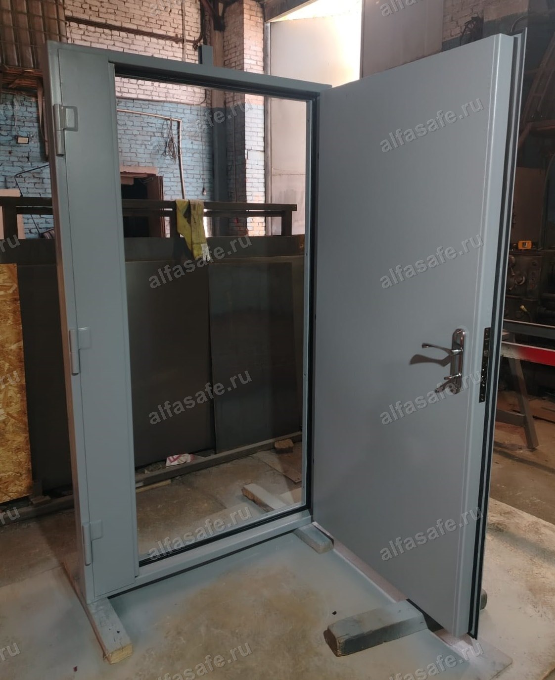 Фото АО «Альфа»: Взрывозащитная дверь на производстве